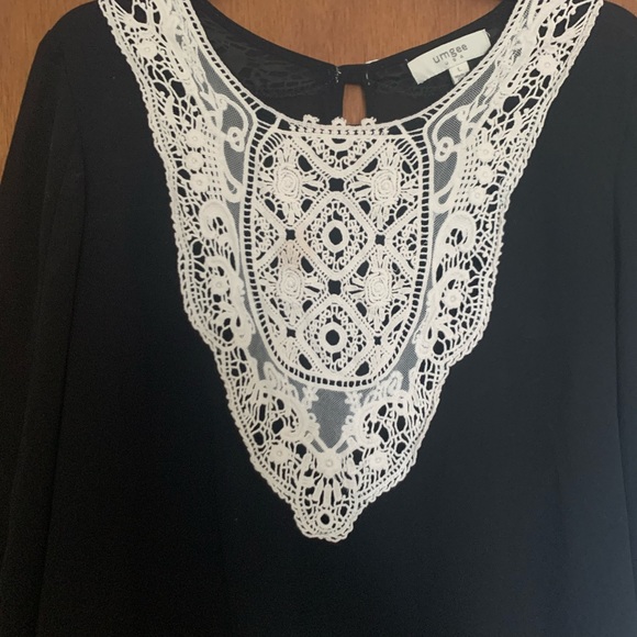 Umgee black flowy top with lace. Women’s Lg. - Picture 3 of 7